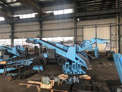 扒渣中，“扒”出小巨人——挖掘裝載機(jī)的工業(yè)力量